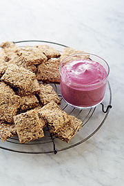 Leinsamen Cracker mit Rote Beete Dip aus dem Buch &bdquo;Geheimnisse aus meiner Naturheilpraxis. Jung, strahlend, gesund mit den Powerstoffen aus der Natur.&ldquo; von Monika Drexel / Foto: (c) GU/Tina Engel  *** Monika Drexel zeigt ihr traumhaftes Zuhause am Starnberger See und gibt Tipps f&uuml;r einen gesunden und sch&ouml;nen Start in den Fr&uuml;hling. Am 2. M&auml;rz 2021 kommt ihr neues Buch &bdquo;Geheimnisse aus meiner Naturheilpraxis. Jung, strahlend, gesund mit den Powerstoffen aus der Natur.&ldquo; heraus. Sie hat darin die zw&ouml;lf wichtigsten Gesundheitsthemen zusammengefasst. Ihre gute Freundin Simone_Ballack bekommt das erste Exemplar ihres neuen Naturheilkundebuches.